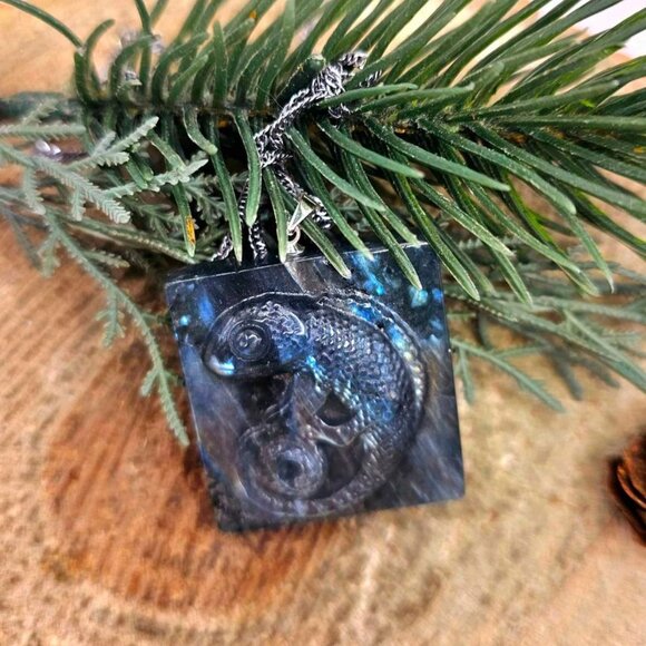 Beautiful Nature Labradorite Flashy Carved Chameleon Tile Pendant Necklace - Picture 7 of 10